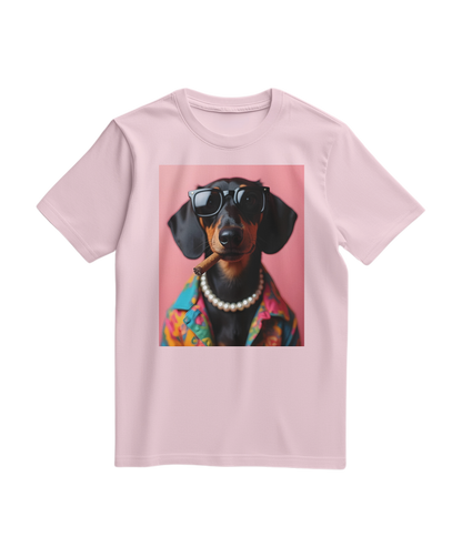 Camiseta rosa clara com estampa de Dachshund fumando, feita pela marca Camalestore, vista em fundo branco