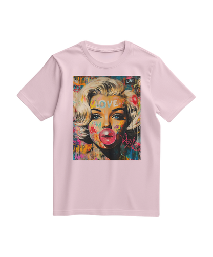 Camiseta Marilyn Pop Rebel da Camalestore em rosa claro, com estampa de arte pop e design moderno.