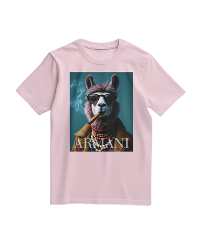 T-shirt Dapper Llama da Camalestore em rosa claro, com estampado divertido de lhama elegante, veste um estilo casual e descontraído