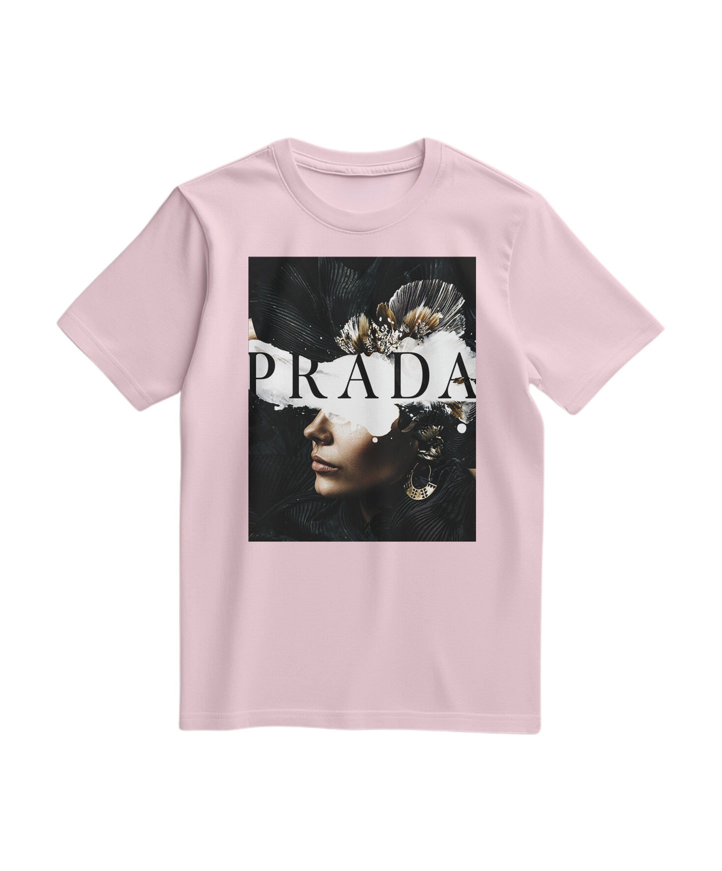 Camalestore T-shirt Shadow Muse em rosa claro, com design gráfico na frente, tecido confortável e estilo casual.