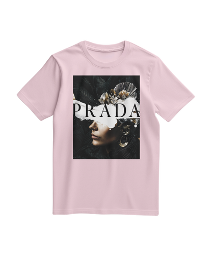 Camalestore T-shirt Shadow Muse em rosa claro, com design gráfico na frente, tecido confortável e estilo casual.