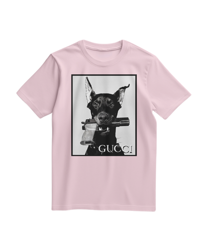Camiseta cor rosa claro com estampa de cachorro da marca Camalestore, T-shirt Dog Amunition, vista frontal.