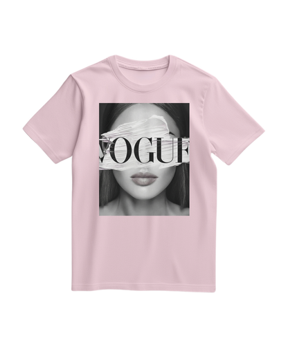 Camiseta cor rosa claro com estampa de olhos V, feita pela Camalestore, vista frontal em modelo vestindo a peça.