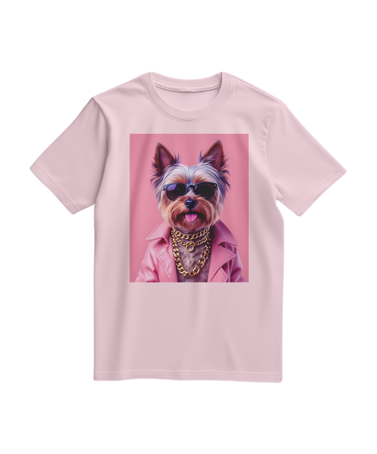 Camiseta rosa claro Camalestore com estampa de rua e ícone de Yorkshire Terrier, tecido confortável e estilo casual.