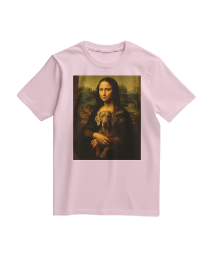 Camiseta Mona Wei cor rosa claro, de manga curta, com estampa na frente, feita pela marca Camalestore.