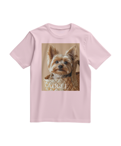Camiseta rosa claro Yorkie Muse da Camalestore, com estampa de um cão Yorkie na frente, vestida casualmente.