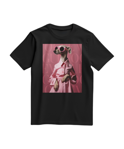 Camalestore T-shirt Skinny Pinky preta, ajustada, com detalhe em pink, vista frontal sobre fundo branco.