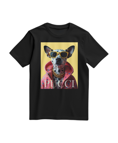 T-shirt preta com estampa de dálmata da marca Camalestore, detalhe de cão dálmata em preto e branco na frente do t-shirt.