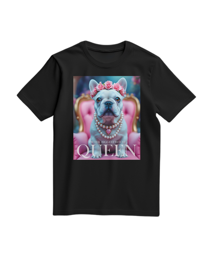 Camiseta preta Camalestore com estampa de um cachorro Frenchie e a frase Queen, modelo de manga curta e corte clássico.