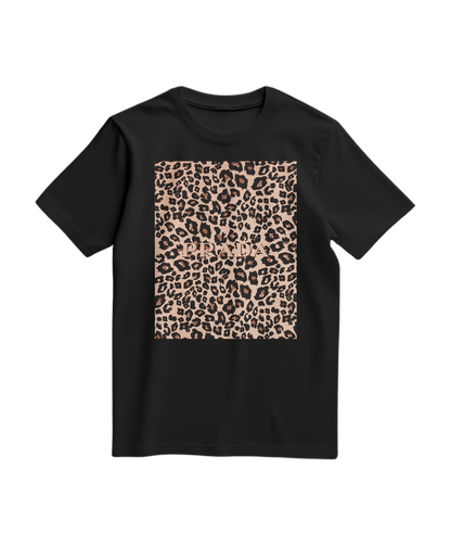 Camalestore T-shirt Leopard Blush em malha, com estampa de onça em tons suaves, modelo casual e confortável.