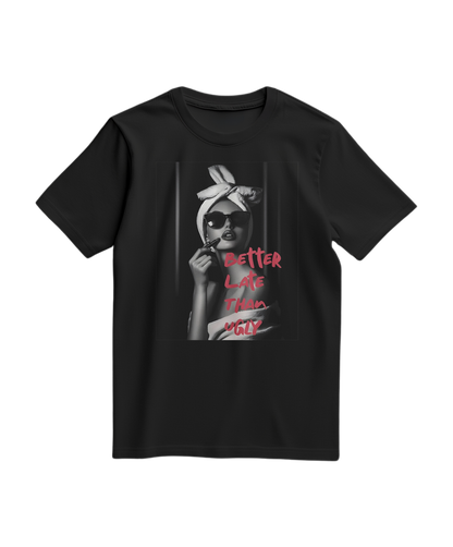 Camiseta preta Ugly Chic Statement da Camalestore, com design gráfico na frente, vestuário casual de estilo moderno.