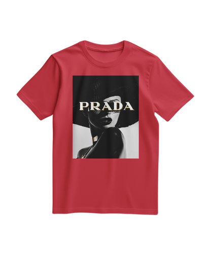 Camalestore T-shirt Shadow Couture Muse vermelha, com estampa moderna, feita de algodão confortável e de alta qualidade.