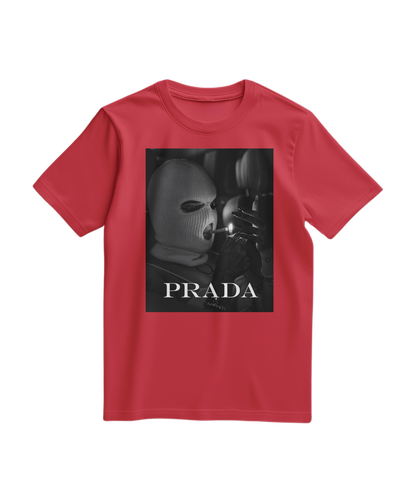 Camiseta vermelha Urban Rebel da Camalestore exibida em uma imagem com destaque na cor e no design casual.
