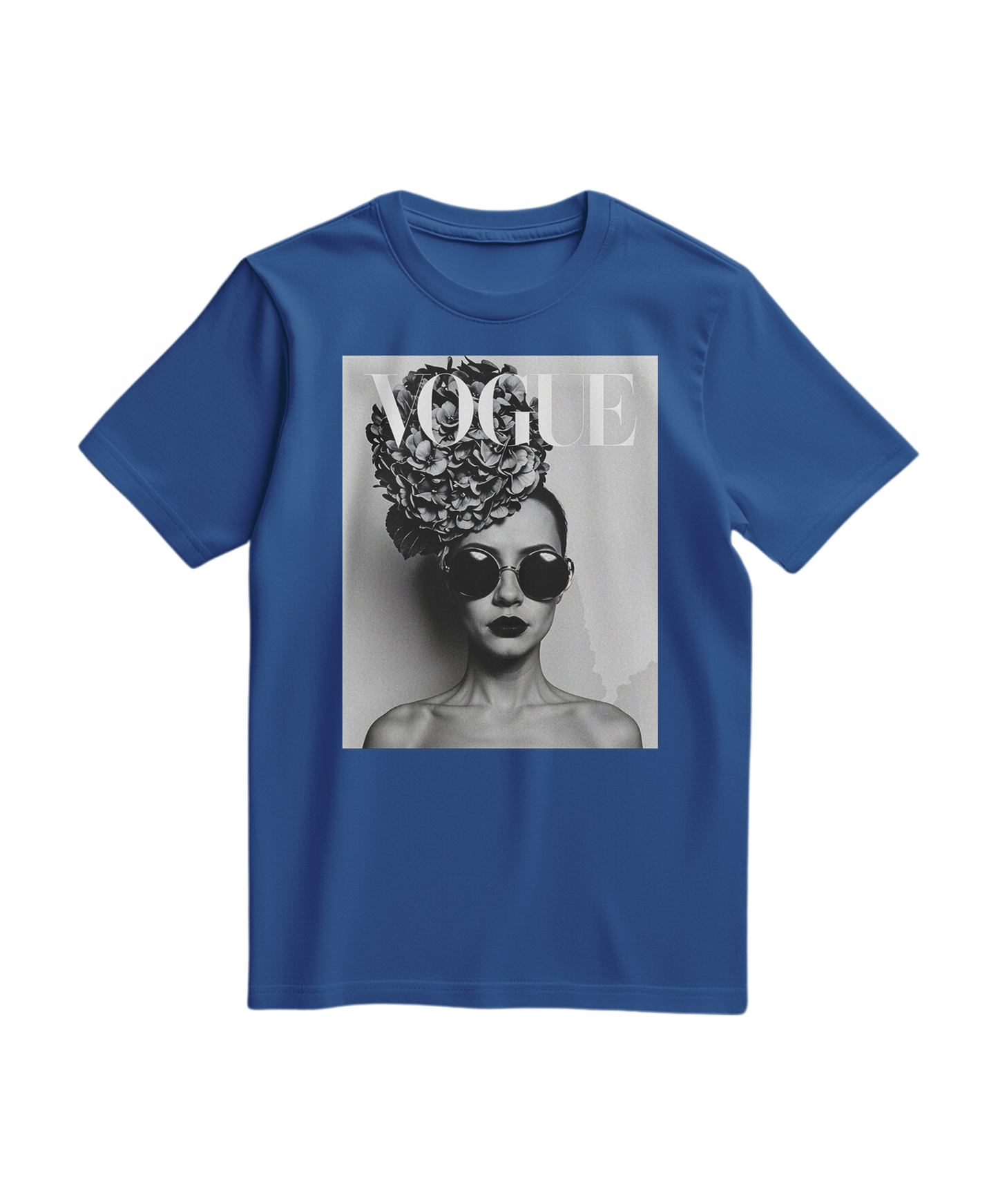 Camiseta floral preta da Camalestore, com estampa de flores coloridas, modelo de manga curta, sobre fundo azul royal.