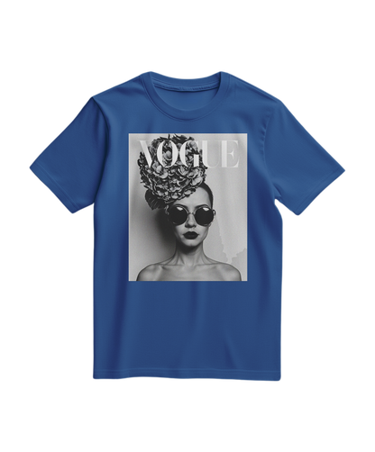 Camiseta floral preta da Camalestore, com estampa de flores coloridas, modelo de manga curta, sobre fundo azul royal.