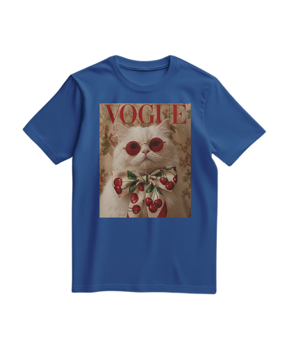 Camiseta Velvet Cherry da Camalestore em azul royal, com tecido macio e estampa de cereja, vista frontal da t-shirt.