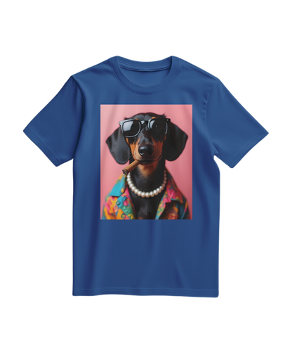 Camiseta azul royal com estampa de cão Dachshund fumando, feita pela Camalestore, vista frontal com detalhes da impressão.