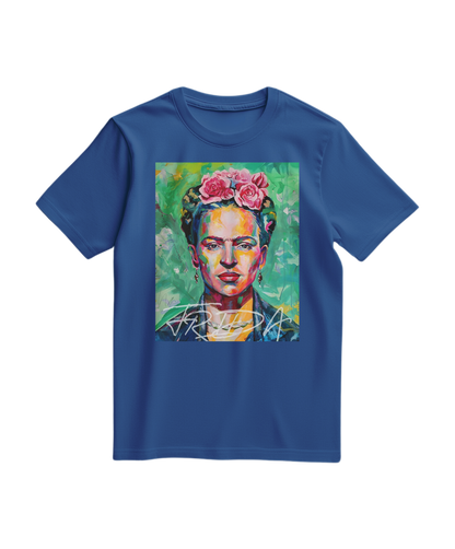 Camiseta Kahlo Chromatic azul royal da Camalestore, com estampa colorida de Frida Kahlo em tecido de algodão.
