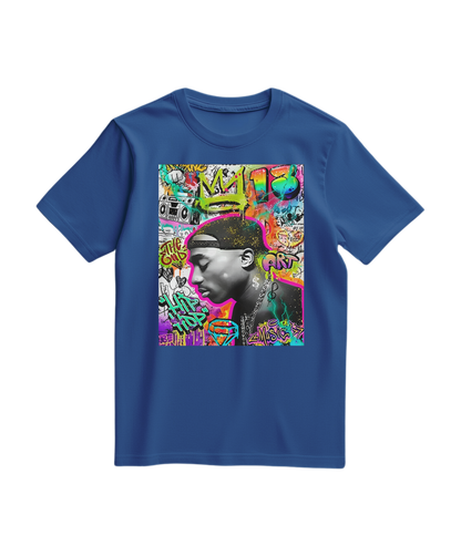 Camiseta azul royal com estampa de grafite e coroa, estilo casual da marca Camalestore, vista de frente em modelo vestindo a T-shirt.