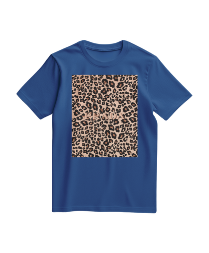 Camalestore blusa T-shirt Leopard Blush com estampa de leopardo em tom blush, tecido confortável e corte casual.