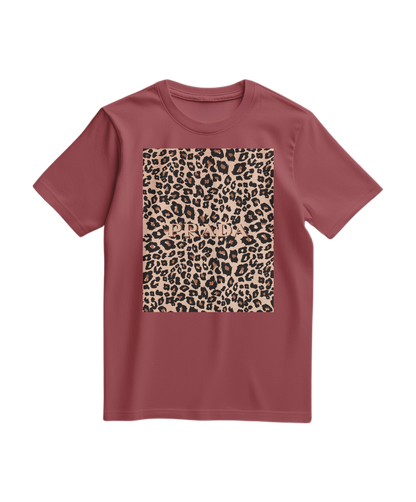Camiseta Camalestore Leopard Blush, t-shirt com estampa de leopardo em tom blush, tecido confortável e estilo casual.