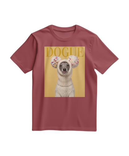 Camiseta Dogue Balaclava da Camalestore, tecido terracota com estampa moderna, vista frontal da camiseta em detalhe.