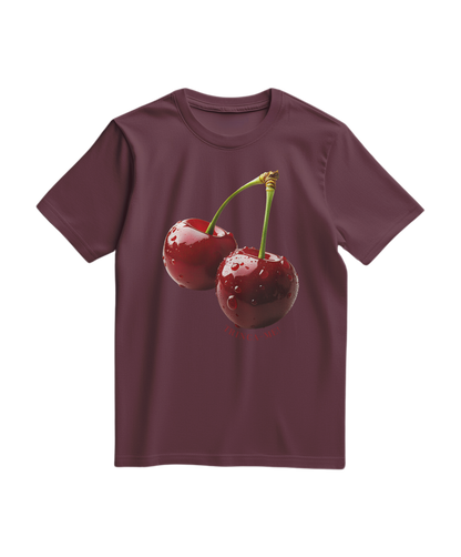 Camiseta Cherry Bite Me da Camalestore, camiseta de algodão com estampa de cereja mordida em tom vinho, vista frontal.