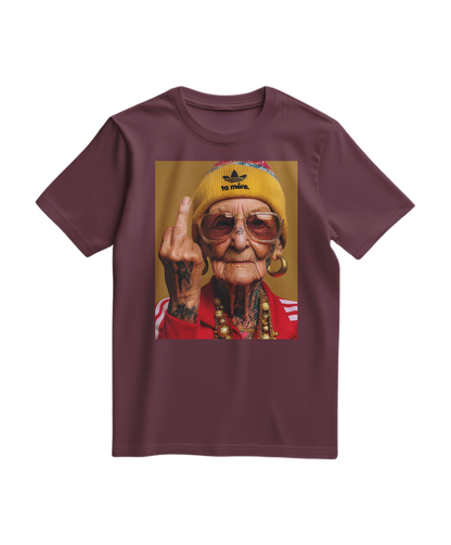 Camiseta Ta Mère da Camalestore, T-shirt de manga curta em tecido confortável, na cor vinho, com estampa na frente.