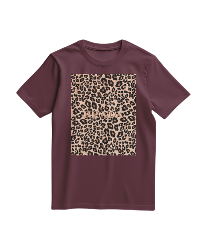 Camiseta T-shirt Leopard Blush da Camalestore, com estampa de leopardo em tons rosados, vista de frente sobre fundo branco.