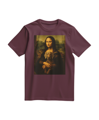 Camiseta Mona Wei da Camalestore em tom vinho, com design moderno e confortável, exibida em modelo usando a peça.