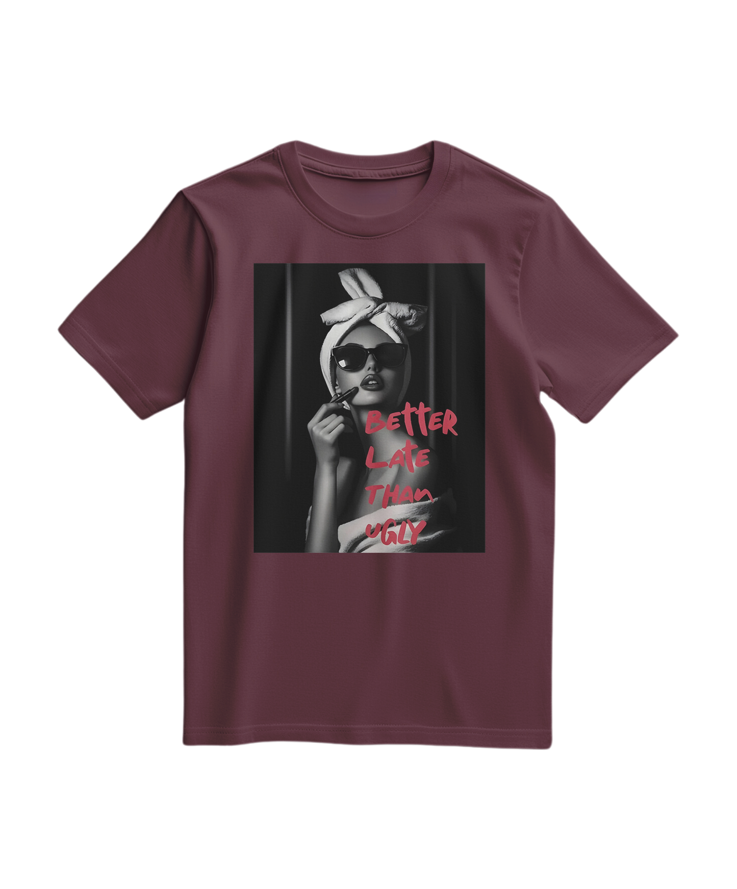 Camalestore camiseta Ugly Chic Statement em vinho, com design moderno e estilo casual, vista frontal da peça de manga curta.