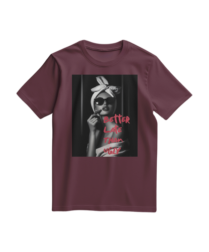 Camalestore camiseta Ugly Chic Statement em vinho, com design moderno e estilo casual, vista frontal da peça de manga curta.