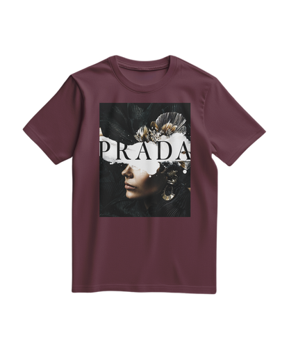 Camalestore T-shirt Shadow Muse de cor vinho, com design estilizado na frente, tecido confortável e ajuste casual.