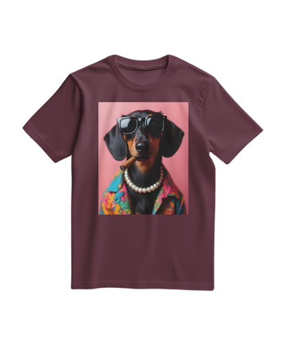 Camiseta Smoking Dachshund da Camalestore, camiseta de algodão com estampa de cão salsicha fumando, em fundo vinho.