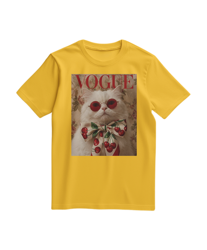 Camiseta Velvet Cherry da Camalestore, em amarelo, com estampa de cereja, visual casual e confortável, vista frontal.