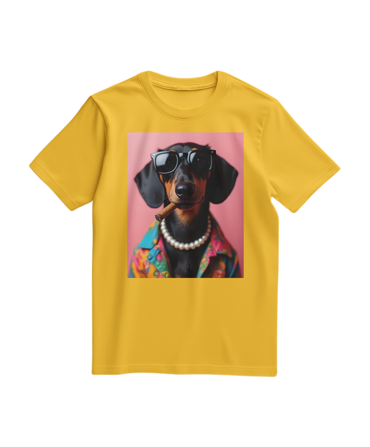 Camiseta amarela com estampa de Dachshund fumando, modelo T-shirt da marca Camalestore, tecido confortável e design divertido.
