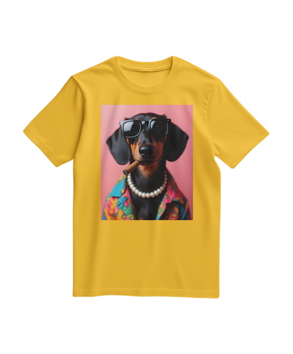 Camiseta amarela com estampa de Dachshund fumando, modelo T-shirt da marca Camalestore, tecido confortável e design divertido.