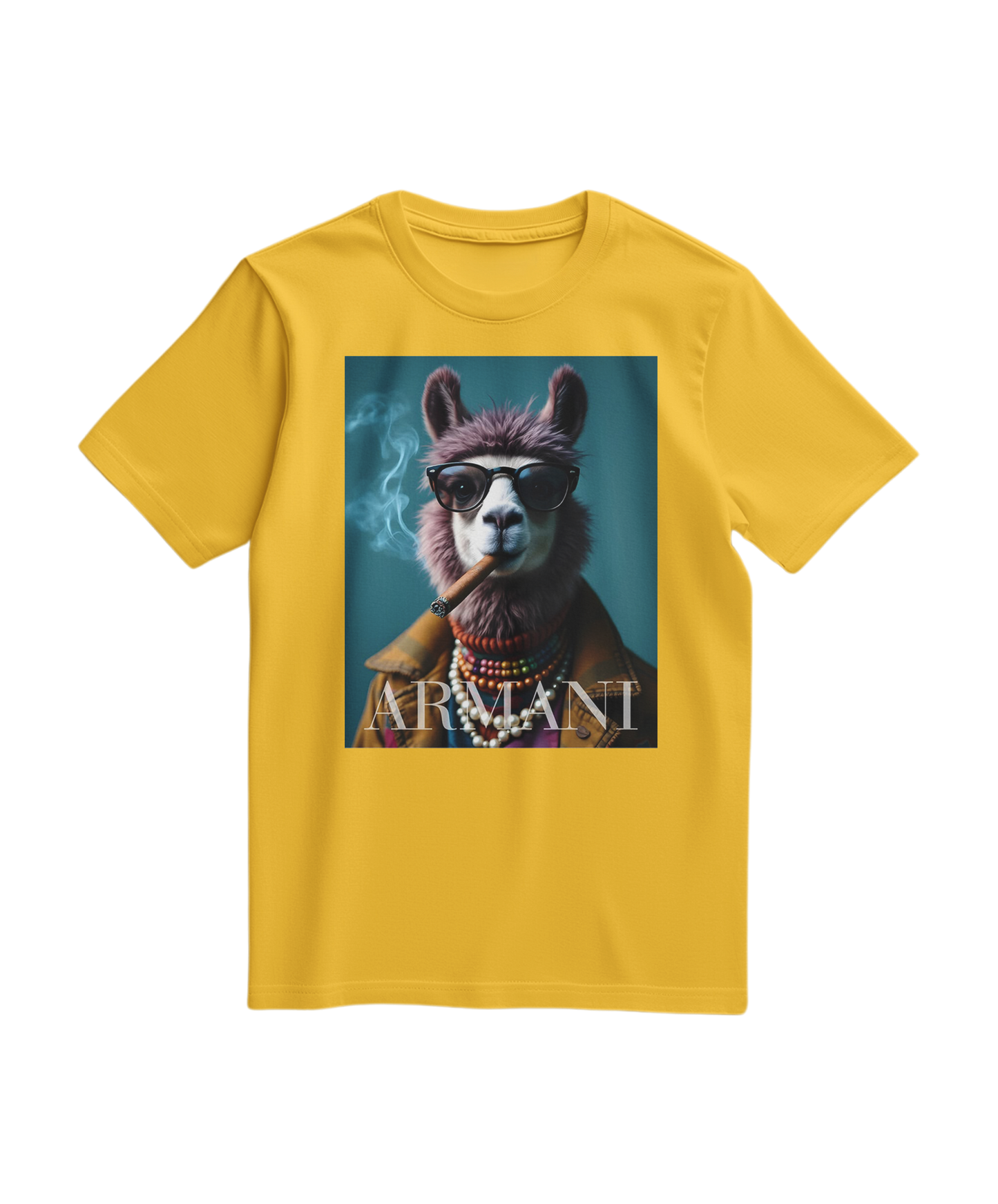 Camalestore T-shirt Dapper Llama amarelo com estampa de lhamas estilizadas e detalhes coloridos na frente.