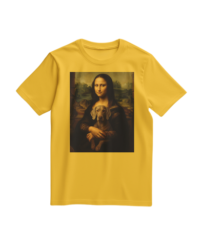 Camiseta amarela Mona Wei da Camalestore, com estampa colorida e design casual, exibida em fundo branco.