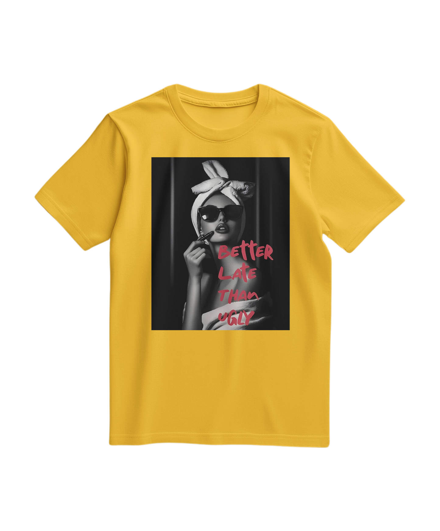 Camiseta Ugly Chic Statement amarela da Camalestore, com design moderno e letras destacadas na frente.