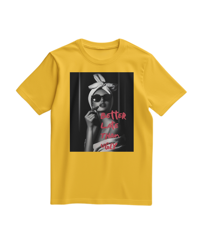 Camiseta Ugly Chic Statement amarela da Camalestore, com design moderno e letras destacadas na frente.