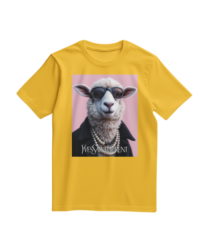 Camiseta amarela da Camalestore com ícone de ovelha de pérola e design simples, vista frontal.