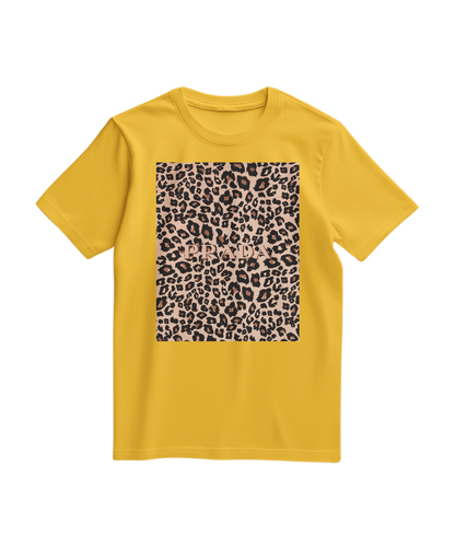 Camalestore T-shirt Leopard Blush, camiseta de algodão com estampa de leopardo em tom blush, vista frontal sobre fundo branco.