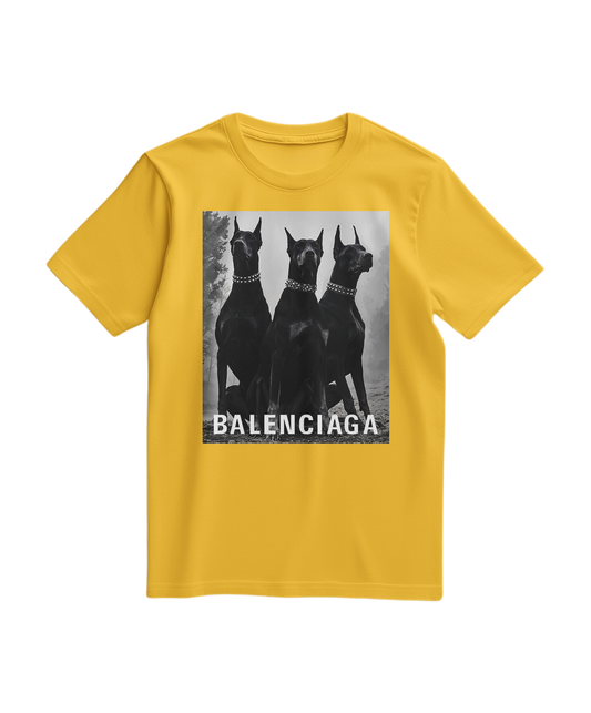 Camiseta Sentinel Vanguard Noir da Camalestore, vista frontal com design preto e detalhes em amarelo na parte superior.