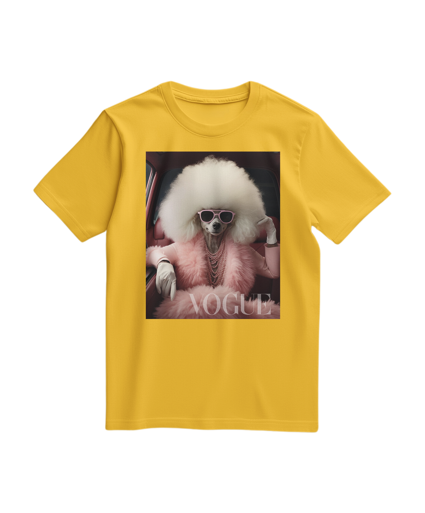 Camalestore T-shirt Poodle Glam amarela com estampa de poodle, modelo casual, vista frontal em close.