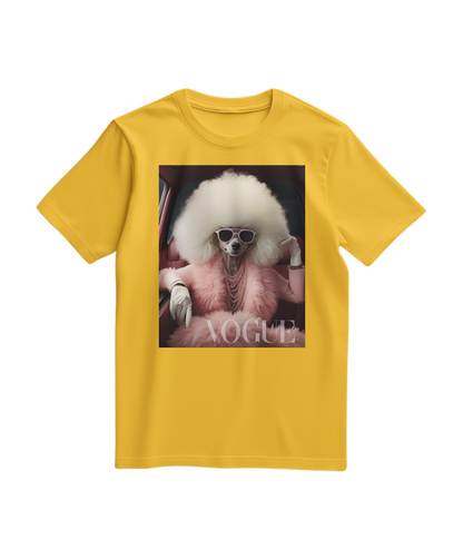 Camalestore T-shirt Poodle Glam amarela com estampa de poodle, modelo casual, vista frontal em close.