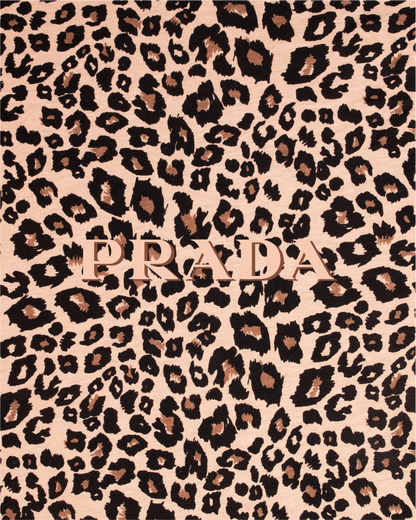 Camalestore camiseta Leopard Blush em tom rosado, com estampa de onça, tecido confortável e design casual.