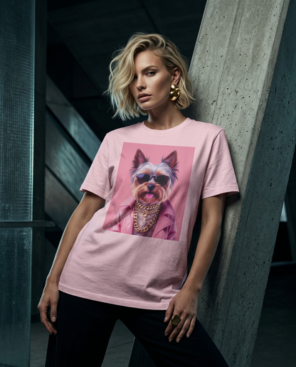 Camiseta Camalestore Yorkie Street Icon, modelo vestindo, com silhueta forte e iluminação cinematográfica, fotografia assimétrica.