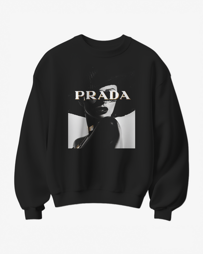 Sweatshirt P Dramatic da Camalestore com design ousado, cor cinza e caimento confortável, em close-up do tecido e detalhe frontal.