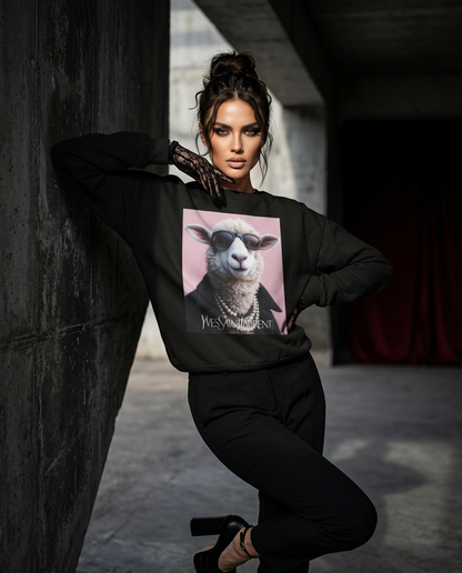 Sweatshirt Saint Sheep da Camalestore, com desenho de ovelha e detalhes em estilo casual, em tecido confortável cinza.